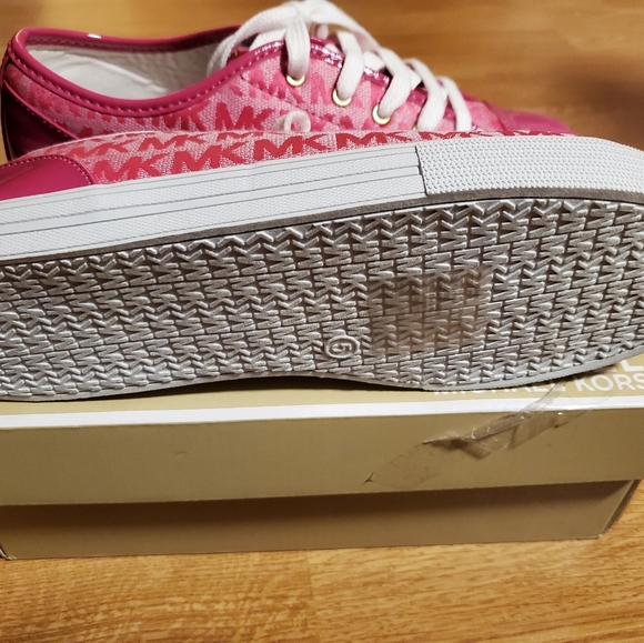 MK. Shoes - Picture 4 of 5